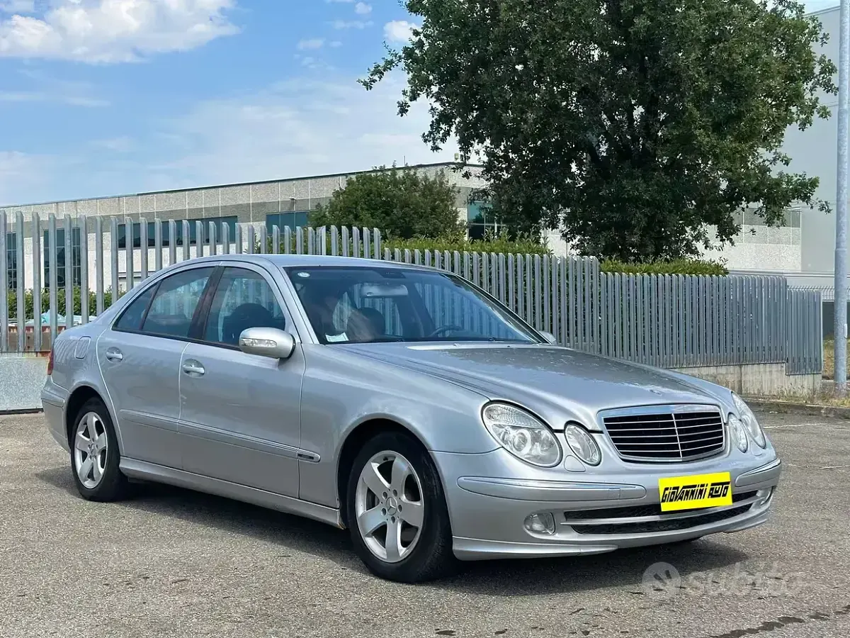 Usata Mercedes E220 150 CV (110 kW) 2003 Grigio Berlina