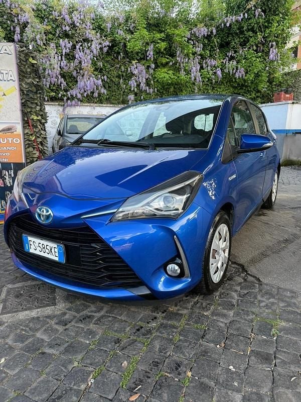 Usata Toyota Yaris Hybrid Active 73 CV (53 kW) 2018 Blu Berlina