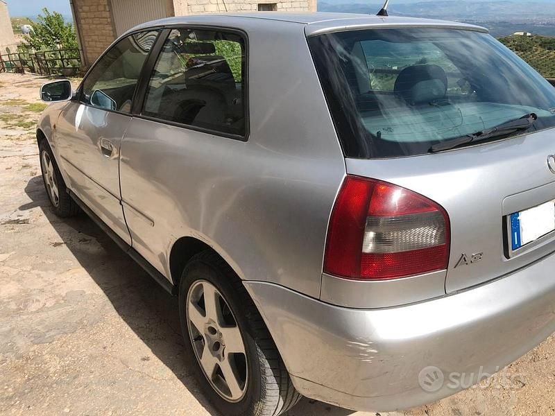 Grigio Usata 2000 Audi A3 Tre volumi | 1500 € (Ottimo prezzo) - Immagine 1/4