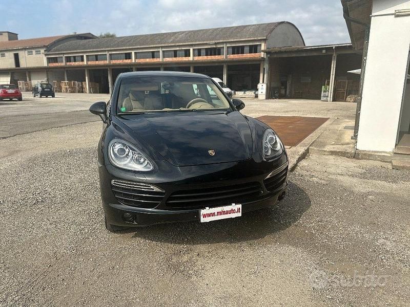 Usata Porsche Cayenne 245 CV (180 kW) 2012 Nero metallizzato SUV
