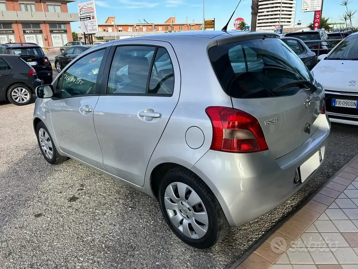 Usata Toyota Yaris Sol 90 CV (66 kW) 2007 Grigio Utilitaria