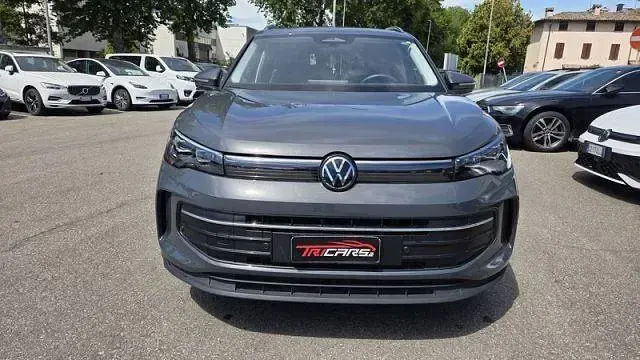 Usata VW Tiguan Life 149 CV (109 kW) 2024 Grigio SUV