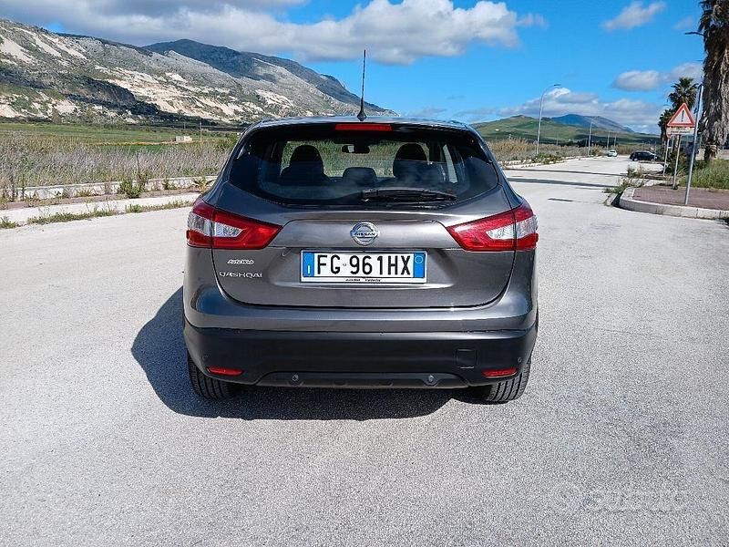 Usata Nissan Qashqai Acenta 110 CV (80 kW) 2017 Grigio SUV
