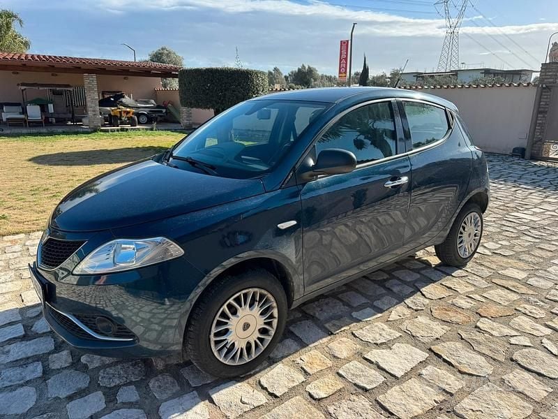 Usata Lancia Ypsilon 80 CV (58 kW) 2016 Blu Utilitaria