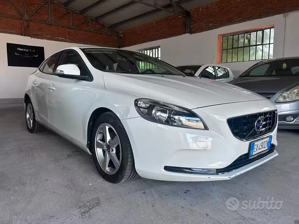 Usata Volvo V40 R-Design Kinetic 115 CV (84 kW) 2015 Bianco Berlina