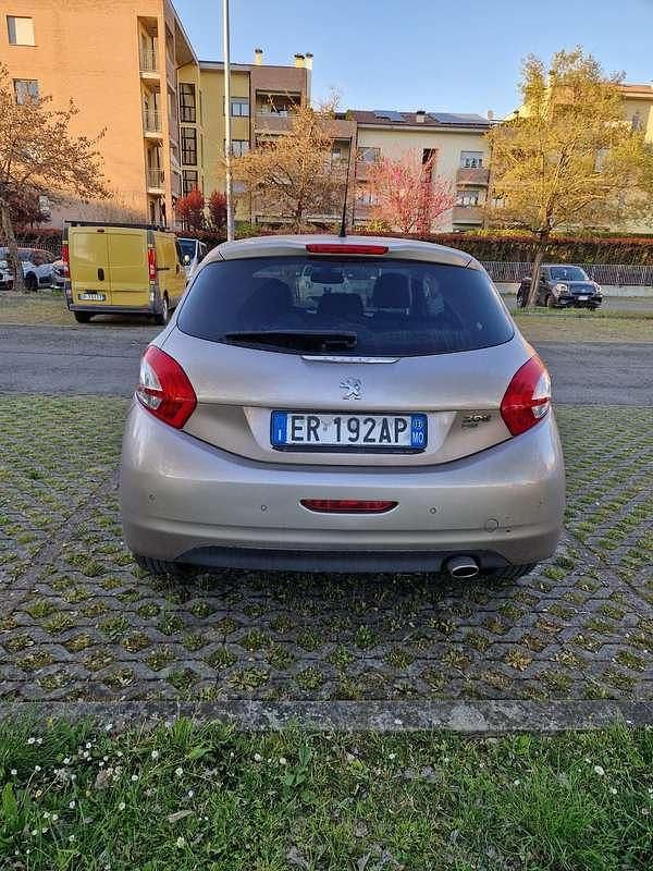 Usata Peugeot 208 Allure 114 CV (83 kW) 2013 Utilitaria