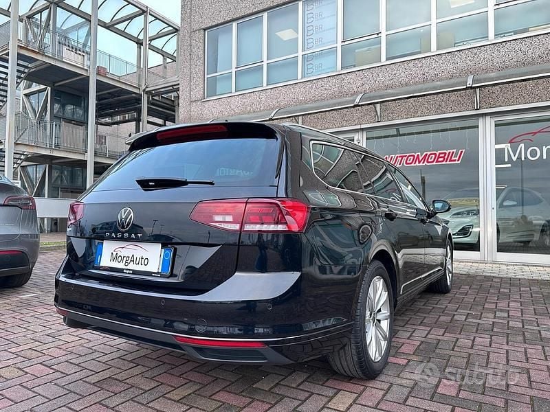 Usata VW Passat 150 CV (110 kW) 2022 Nero perla Station wagon