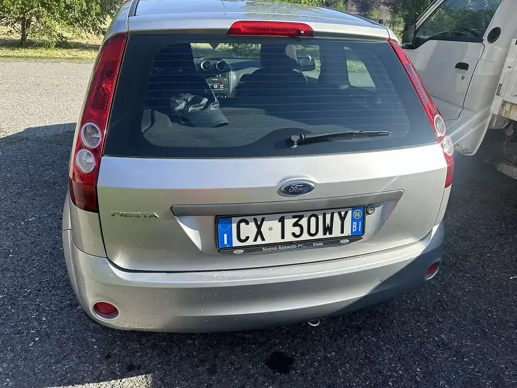 Usata Ford Fiesta Ambiente 75 CV (55 kW) 2006 Utilitaria