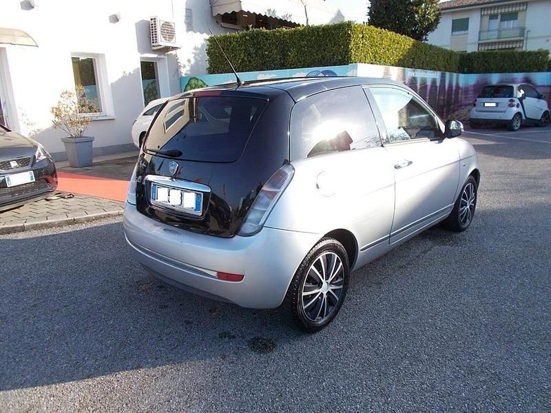 Usata Lancia Ypsilon 77 CV (56 kW) 2010 Argento / metallizzato Utilitaria