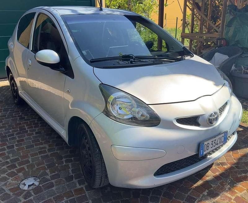Usata Toyota Aygo 69 CV (50 kW) 2006 Argento Utilitaria
