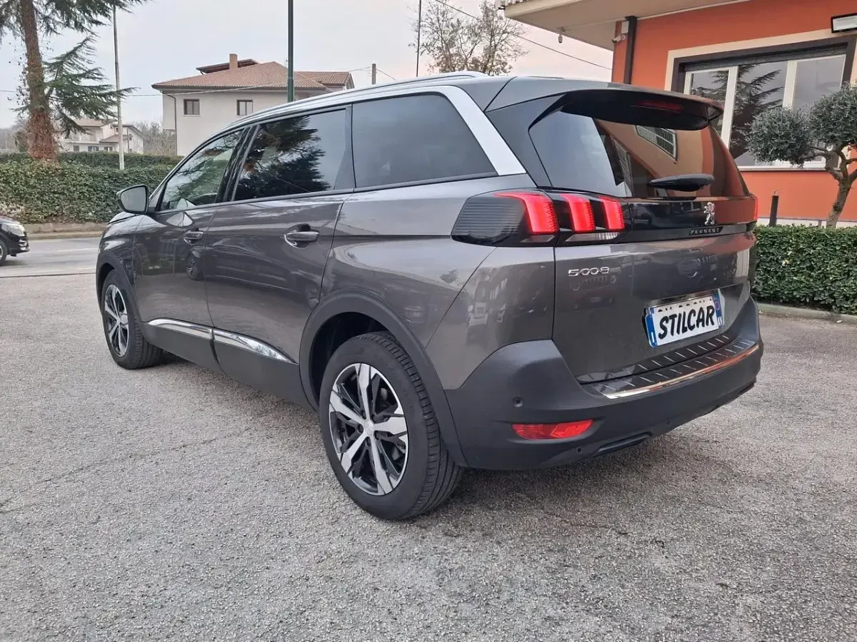 Usata Peugeot 5008 Allure 130 CV (95 kW) 2022 Grigio SUV