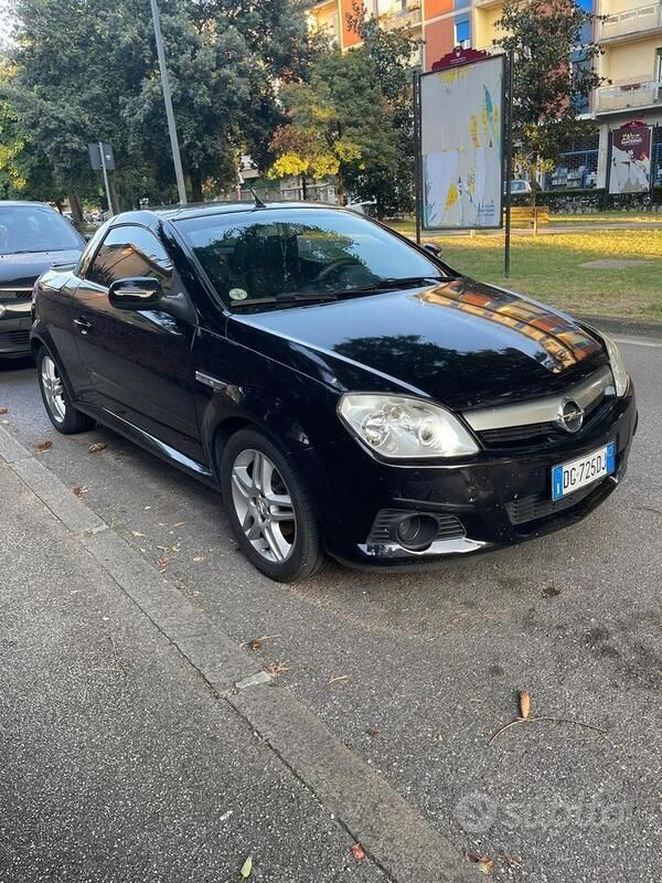 Usata Opel Tigra 69 CV (50 kW) 2007 Nero Cabrio