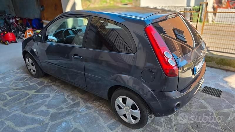 Usata Ford Fiesta 2007 Grigio Utilitaria