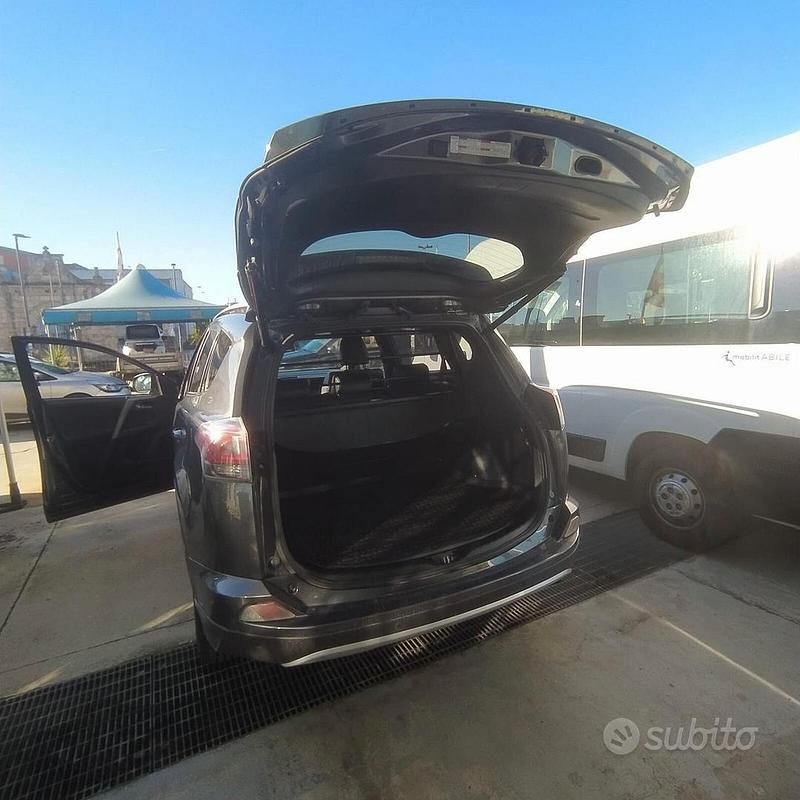 Usata Toyota RAV4 Business Edition 143 CV (105 kW) 2017 Grigio Station wagon