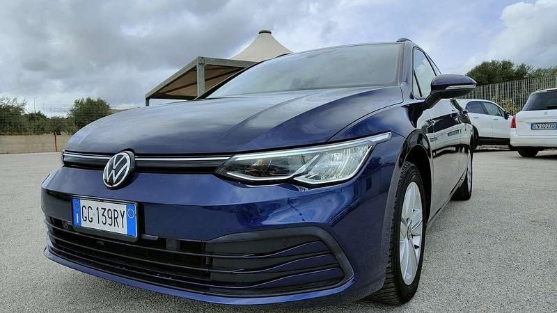 Usata VW Golf VIII Life 150 CV (110 kW) 2021 Blu/azzurro Station wagon