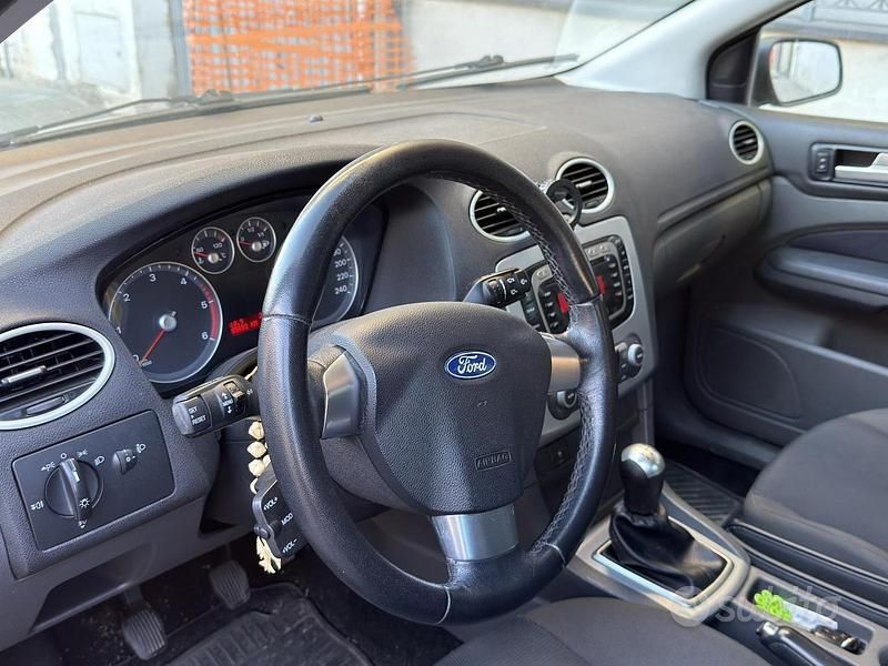 Begagnad Ford Focus 90 HK (66 kW) 2007 Grå Kombi