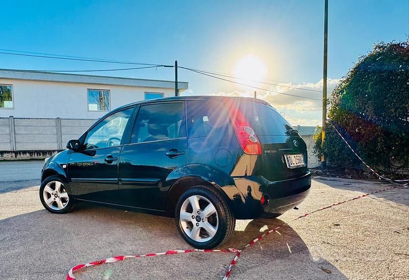 Usata Ford Fiesta Titanium 68 CV (50 kW) 2007 Nero Utilitaria