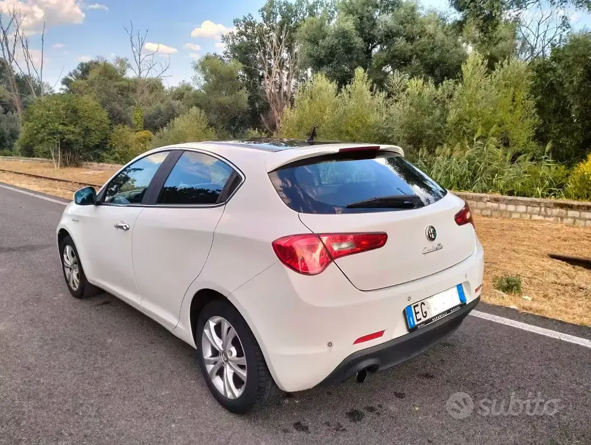 Usata Alfa Romeo Giulietta Distinctive 105 CV (77 kW) 2011 Bianco Utilitaria