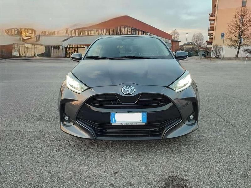 Nero Usata 2024 Toyota Yaris Hybrid Trend Utilitaria | 17.500 € (Ottimo prezzo) - Immagine 1/4