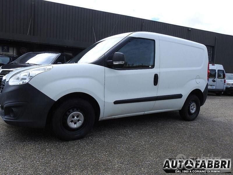 Usata Opel Combo 90 CV (66 kW) 2015 Bianco(met.) Monovolume