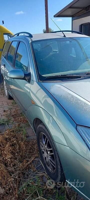 Begagnad Ford Focus 2000 Grön Sedan