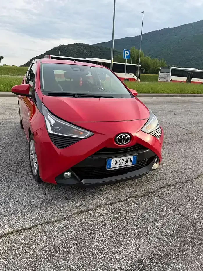 Usata Toyota Aygo X-clusiv 72 CV (52 kW) 2019 Rosso Utilitaria