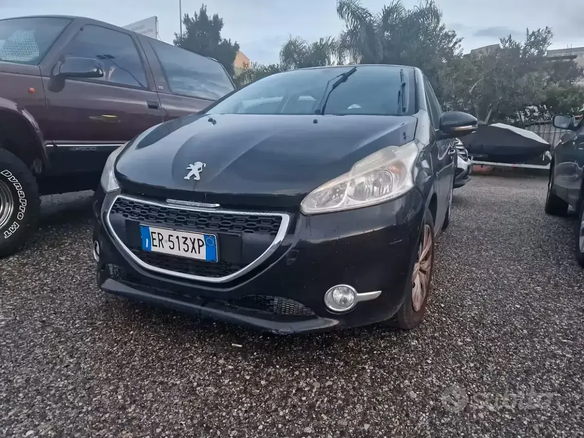 Usata Peugeot 208 Access 68 CV (50 kW) 2013 Nero Utilitaria