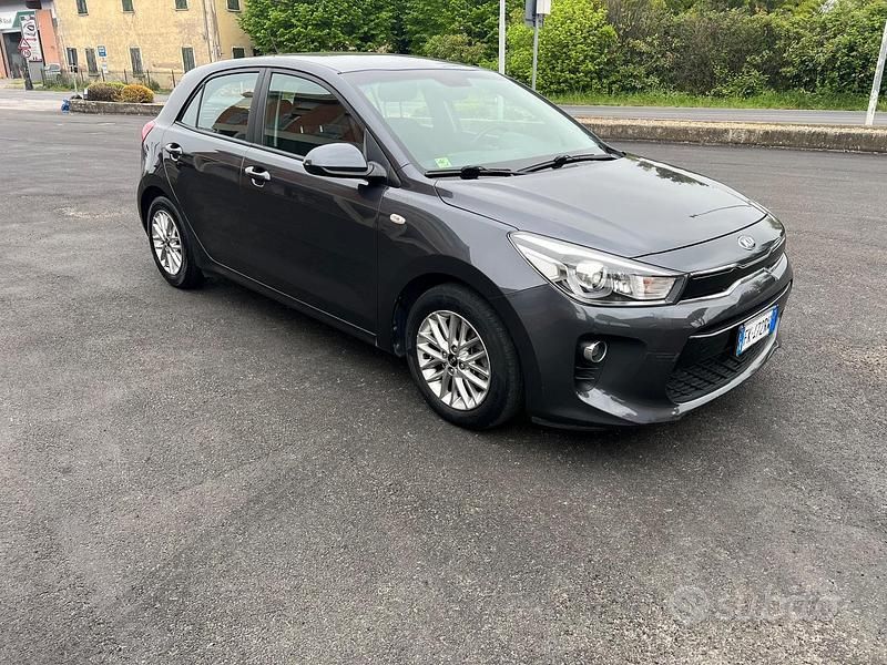 Usata Kia Rio Active 78 CV (57 kW) 2017 Nero Berlina