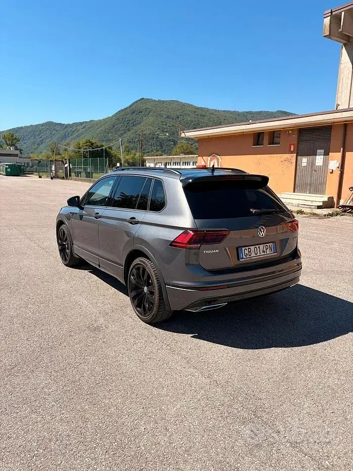Usata VW Tiguan R-line 240 CV (176 kW) 2020 Grigio SUV