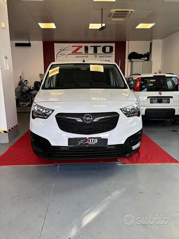 Bianco Usata 2023 Opel Combo S Tre volumi | 16.500 € (Buon prezzo) - Immagine 1/4