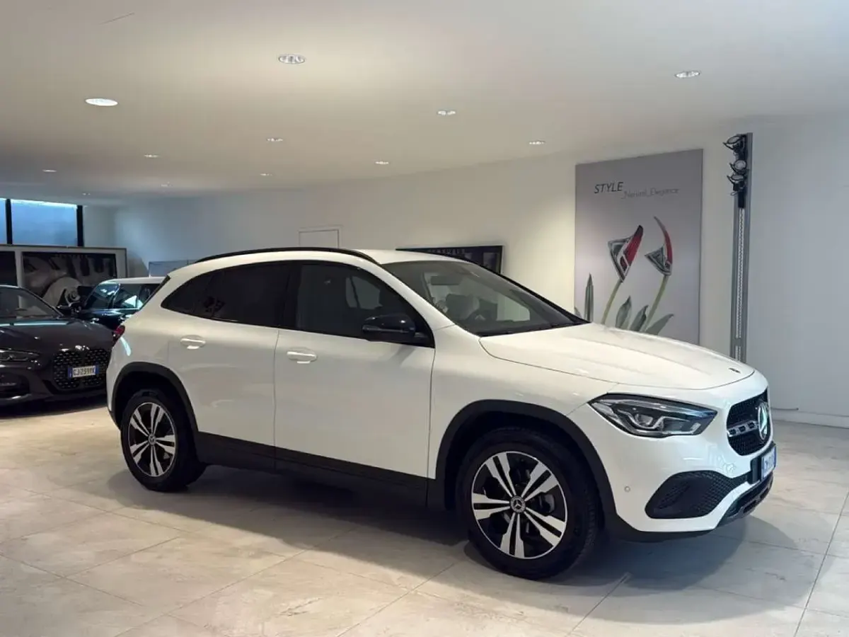 Usata Mercedes GLA180 136 CV (100 kW) 2022 Bianco SUV