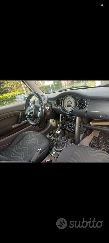 Usata Mini Cooper 90 CV (66 kW) 2004 Grigio Utilitaria
