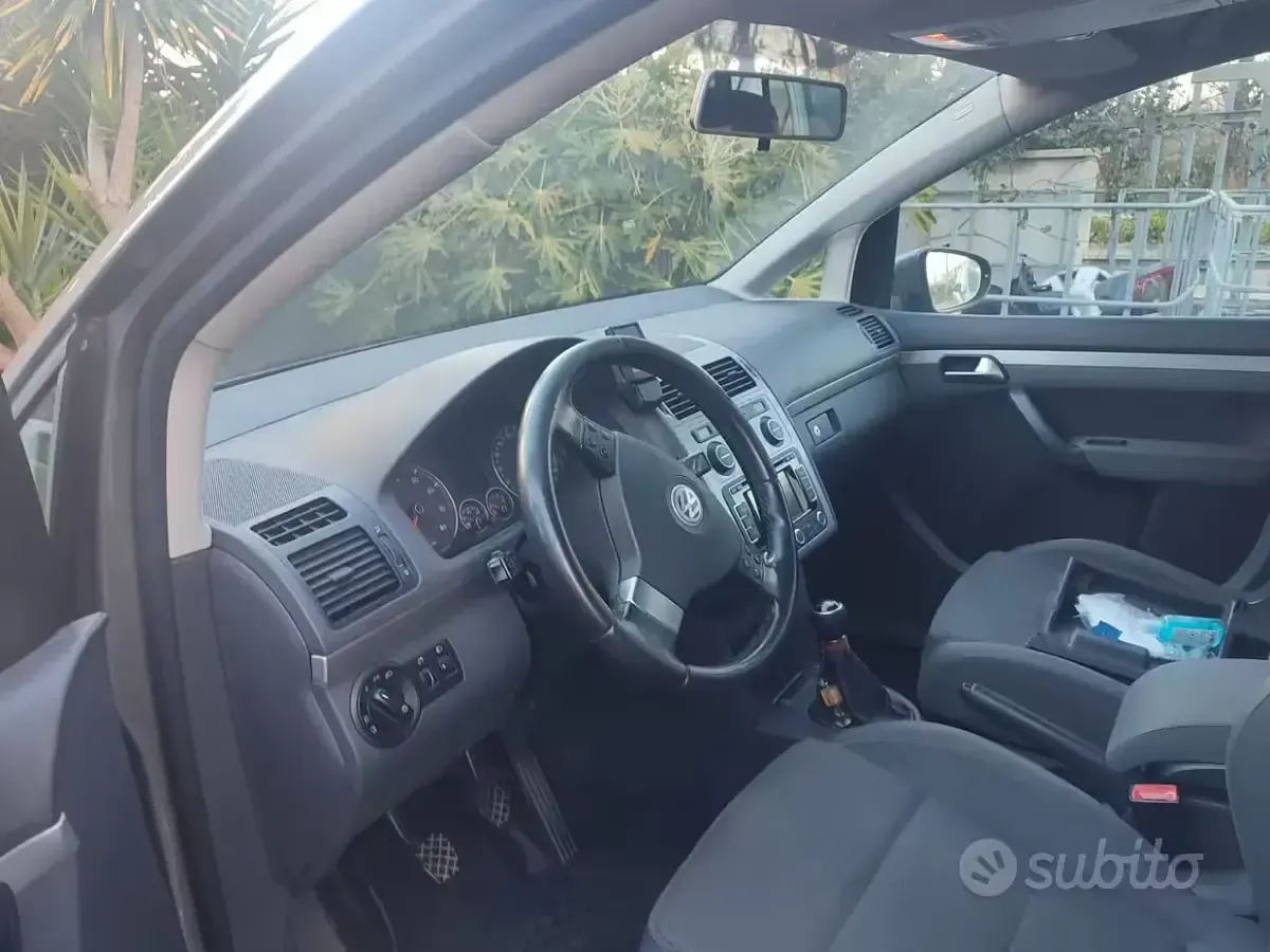 Usata VW Touran 150 CV (110 kW) 2010 Grigio Monovolume