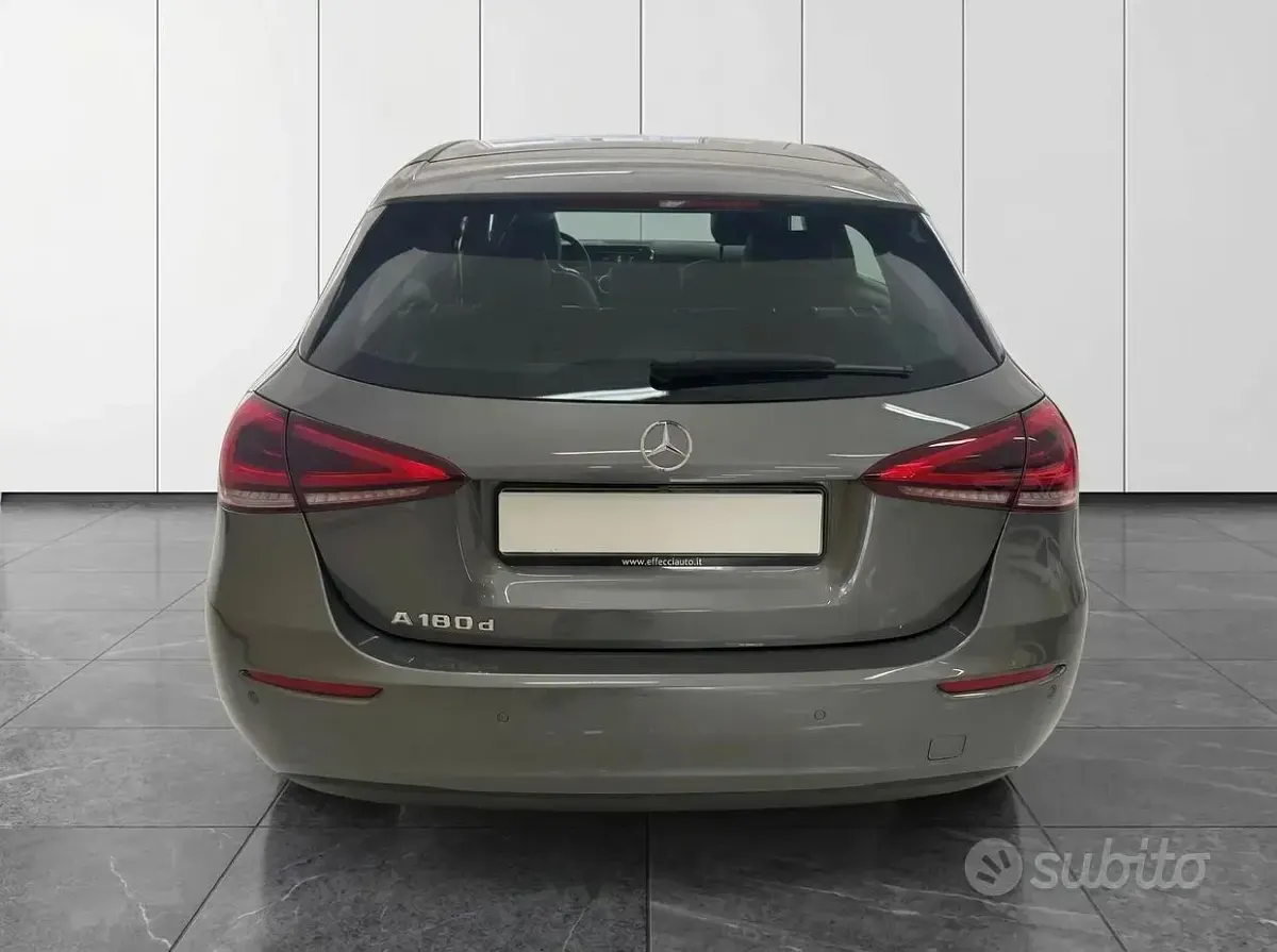 Usata Mercedes A180 Business 116 CV (85 kW) 2022 Grigio Berlina