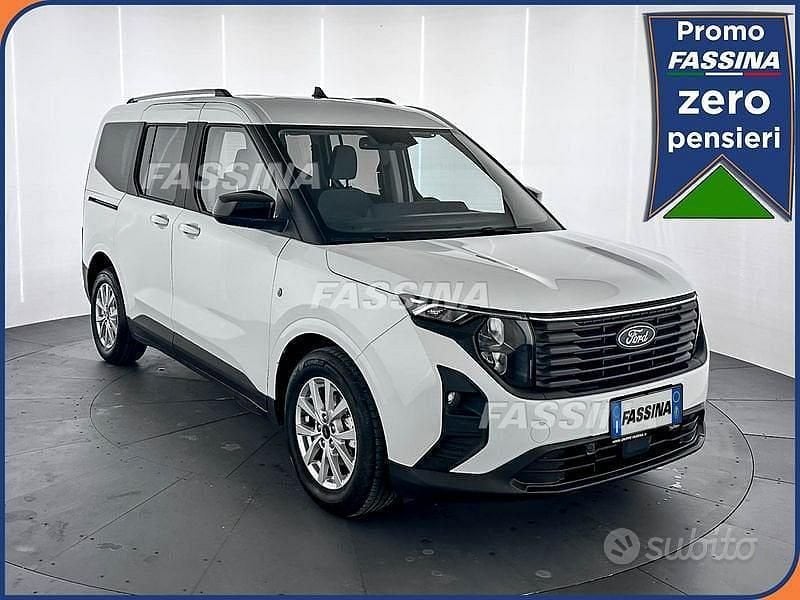 Usata Ford Tourneo Courier Titanium 124 CV (91 kW) 2025 Bianco Monovolume