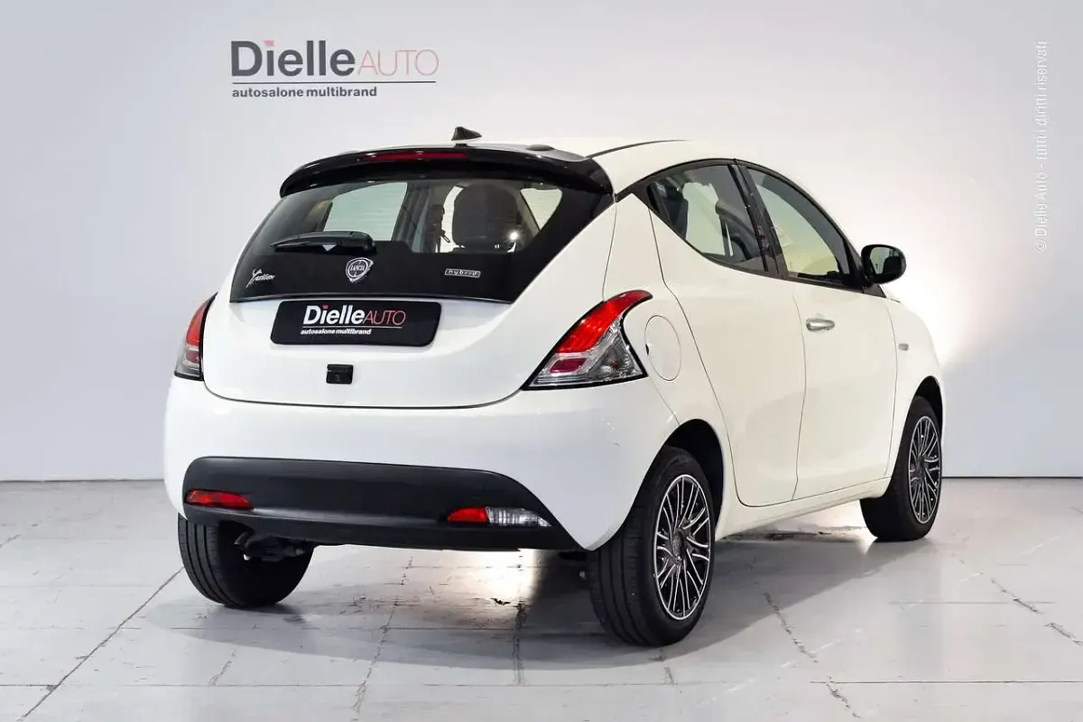 Usata Lancia Ypsilon Gold 70 CV (51 kW) 2023 Bianco neve Utilitaria