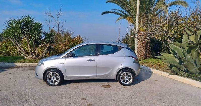 Usata Lancia Ypsilon Gold 69 CV (50 kW) 2016 Argento Utilitaria