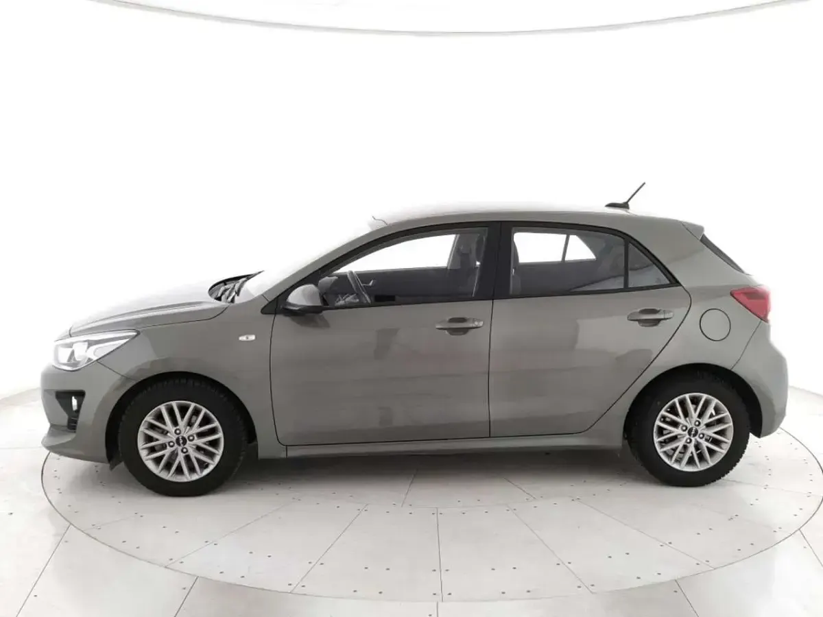 Usata Kia Rio Comfort 84 CV (61 kW) 2022 Verde oliva Berlina