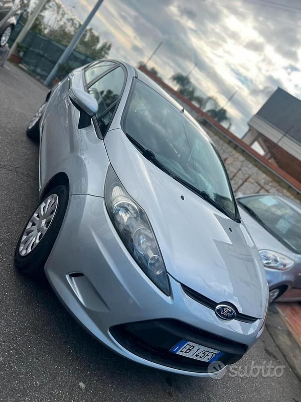 Usata Ford Fiesta Titanium 82 CV (60 kW) 2010 Grigio Berlina