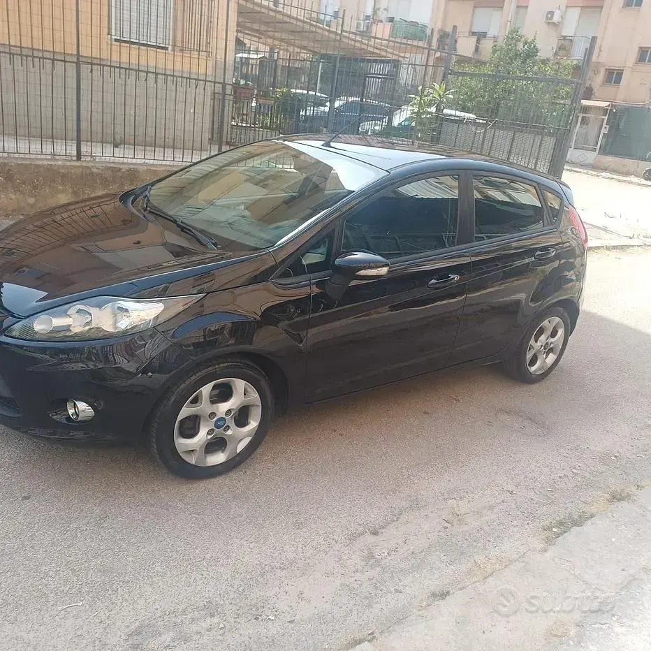 Usata Ford Fiesta Titanium 70 CV (51 kW) 2012 Nero Berlina