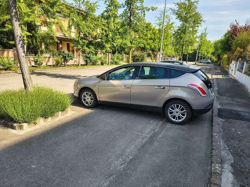 Usata Lancia Delta Gold 165 CV (121 kW) 2011 Argento Utilitaria