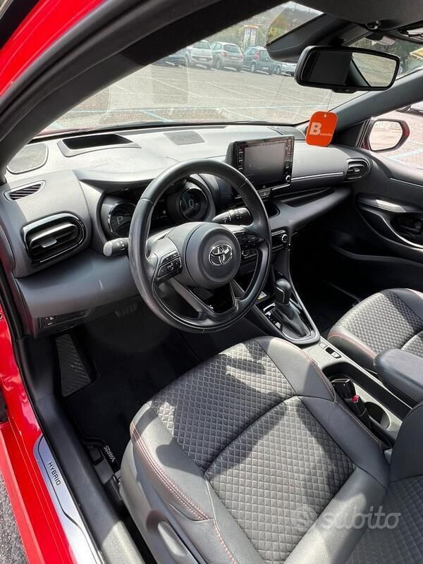 Usata Toyota Yaris Hybrid 92 CV (67 kW) 2021 Rosso Utilitaria