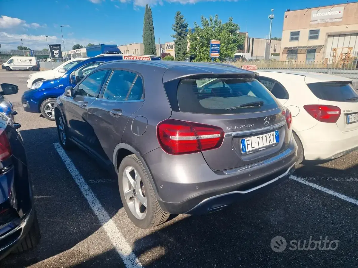Käytetty Mercedes GLA200 Executive 136 HP (100 kW) 2017 Harmaa Katumaasturi