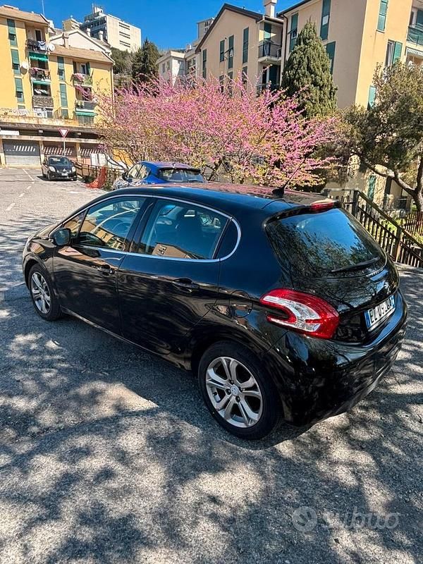 Usata Peugeot 208 Active 68 CV (50 kW) 2015 Nero Utilitaria