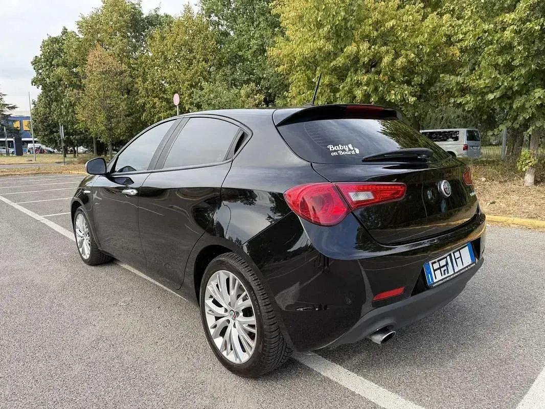 Usata Alfa Romeo Giulietta Super 120 CV (88 kW) 2017 Nero Utilitaria