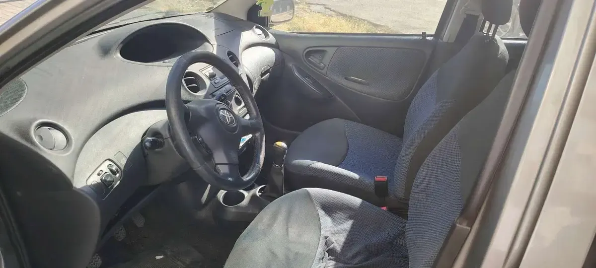 Usata Toyota Yaris 65 CV (47 kW) 2005 Grigio Utilitaria