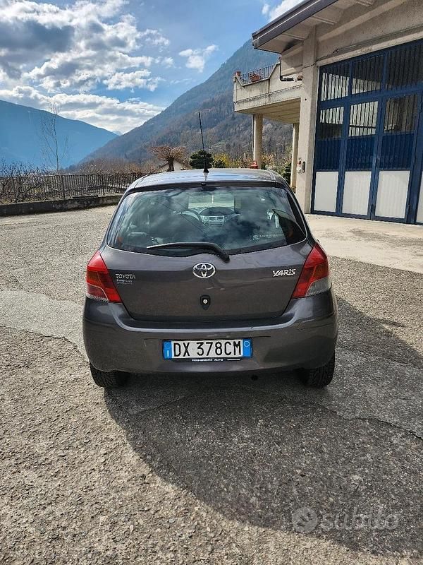 Usata Toyota Yaris 2009 Grigio Utilitaria