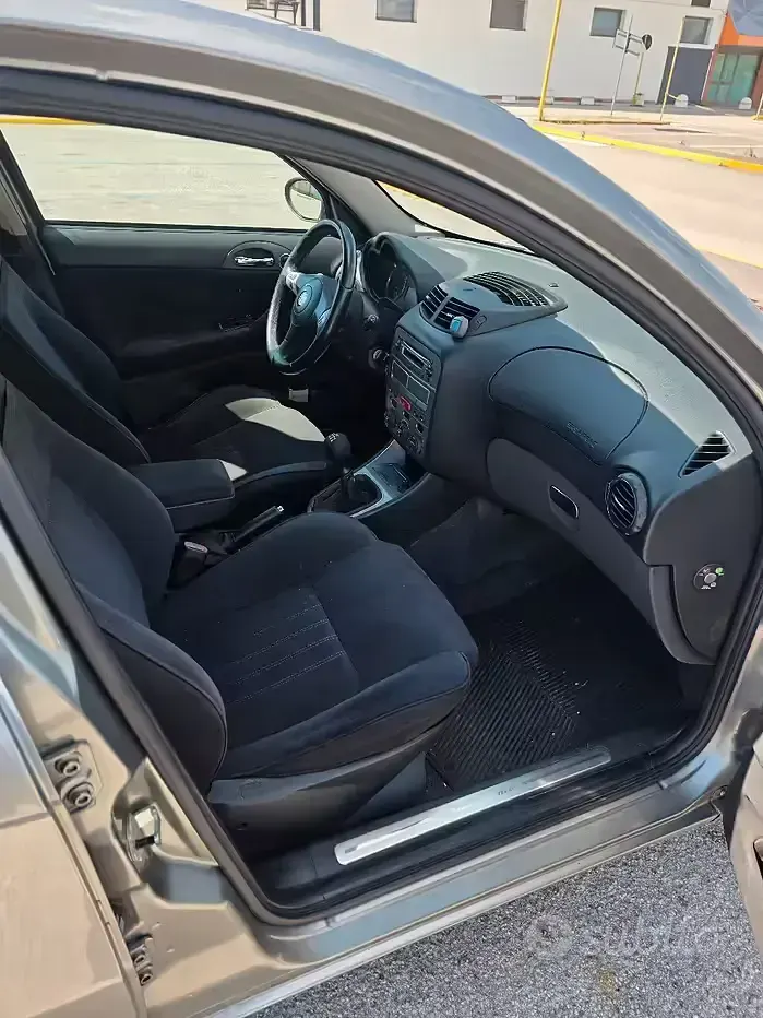 Usata Alfa Romeo 147 150 CV (110 kW) 2006 Grigio Utilitaria