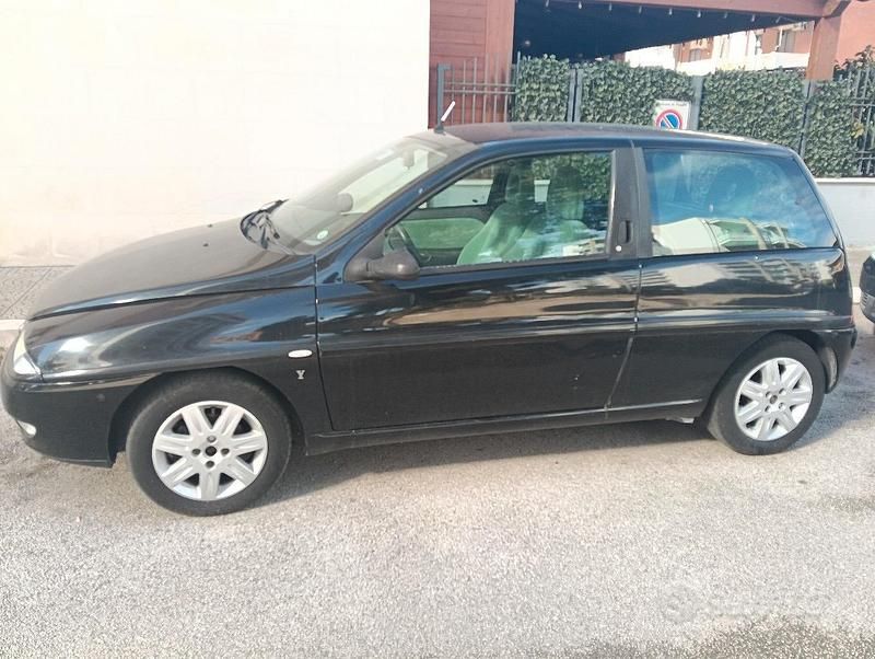 Begagnad Lancia Ypsilon 86 HK (63 kW) 2001 Svart Halvkombi
