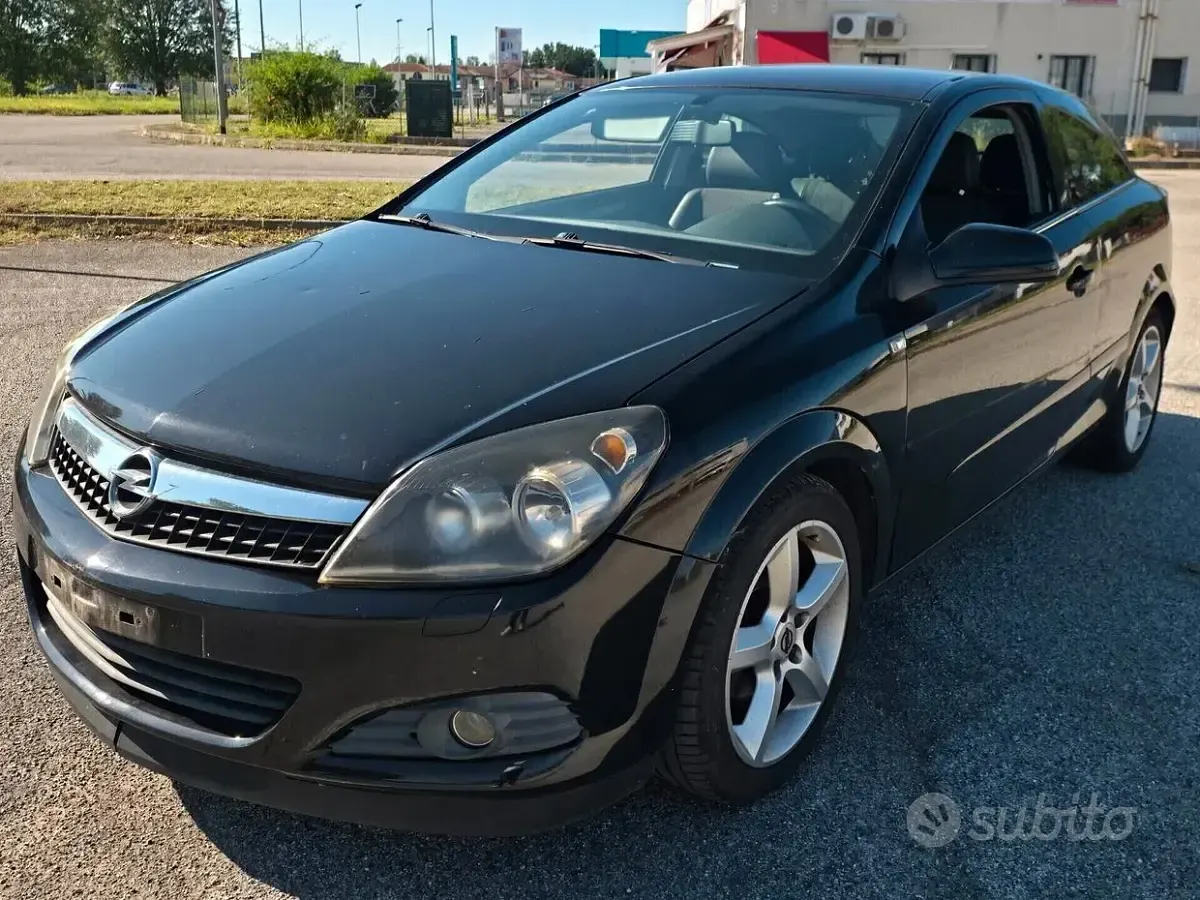 Usata Opel Astra GTC 105 CV (77 kW) 2006 Nero Berlina